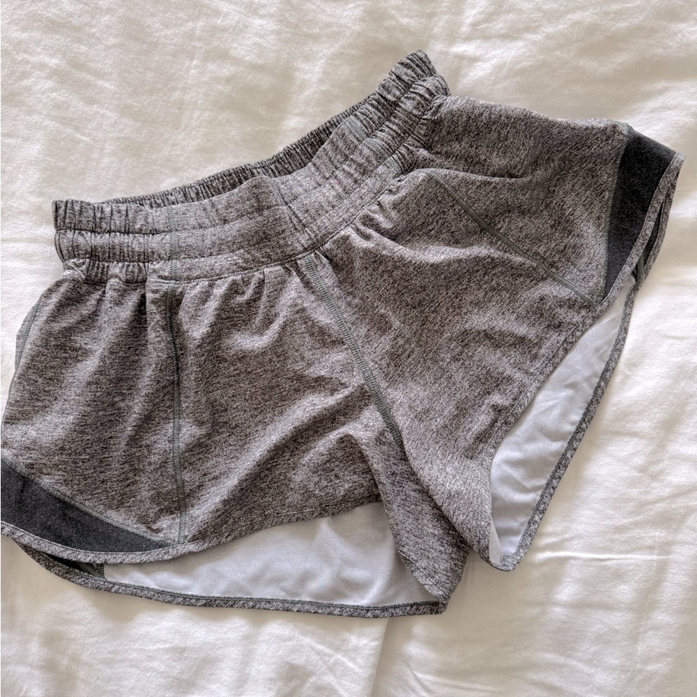 Lululemon shorty Hot Short Lined 2.5 inch